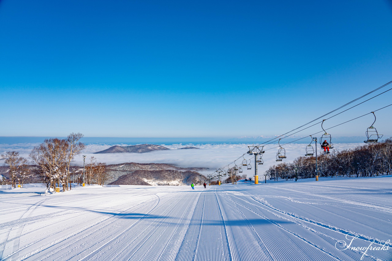 小樽天狗山スキー場　大雲海発生！息を吞む絶景とドライパウダー。北海道の雪山の魅力が詰まったローカルゲレンデを滑る！